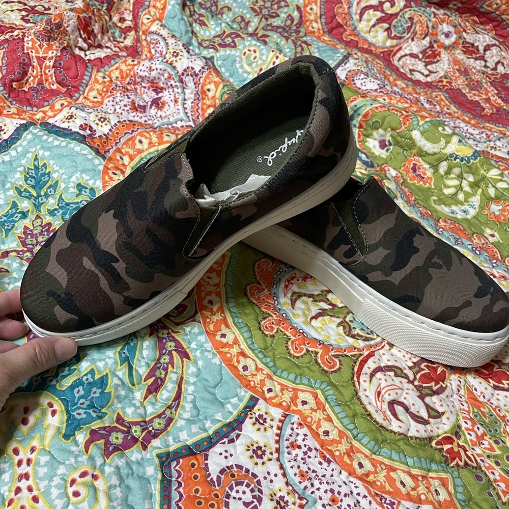 Camo slip ons, size 6